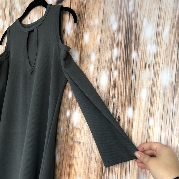 Gray Open Shoulder Keyhole Tunic Dress - Picture 4 of 8